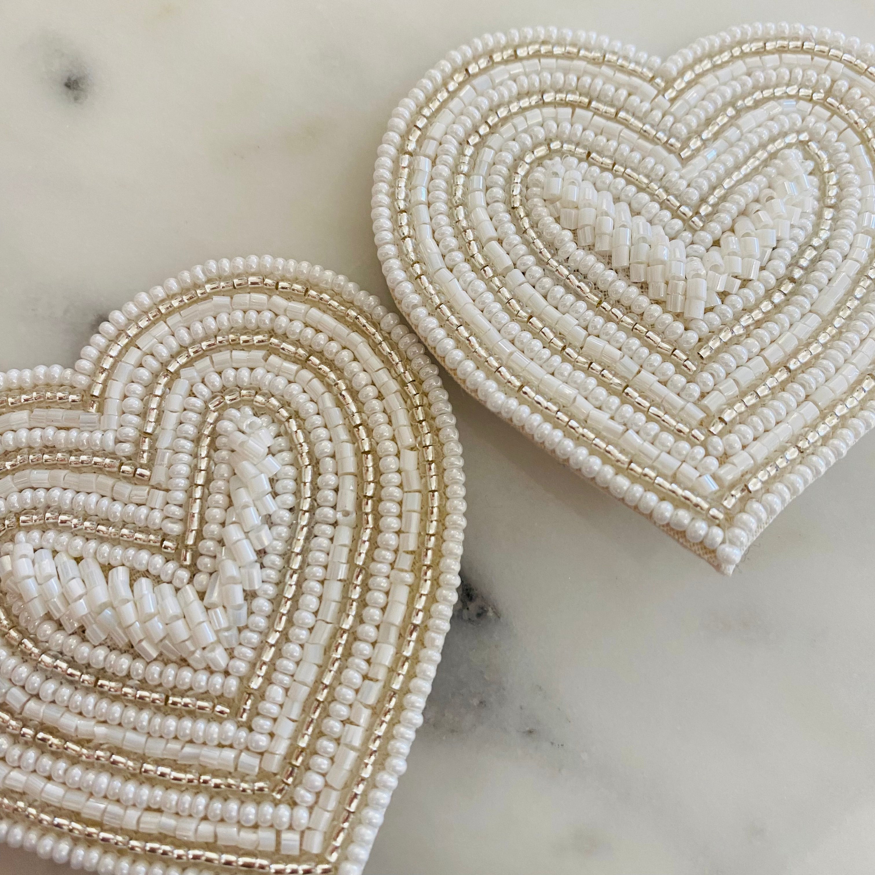 2 Broschen White Heart