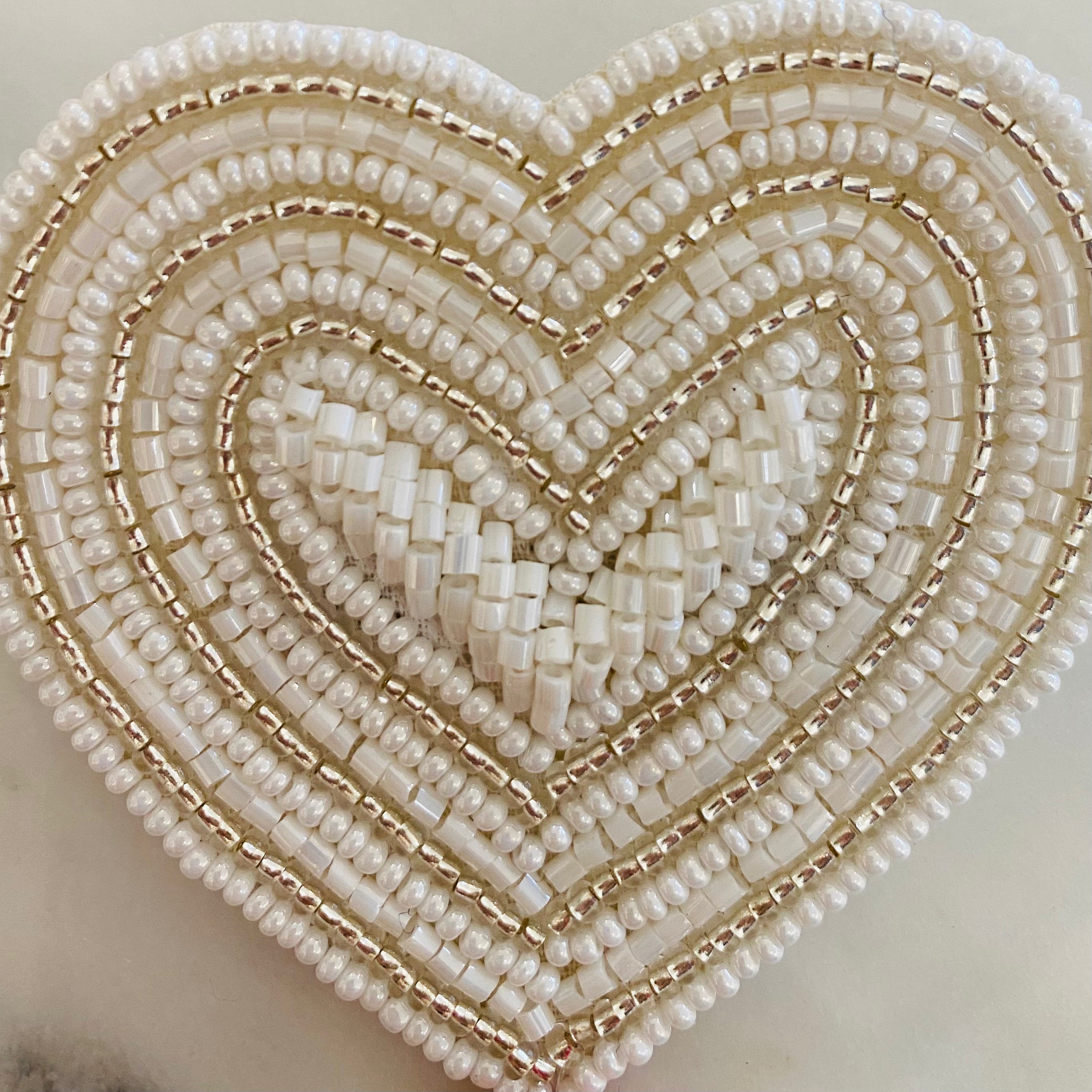 2 Broschen White Heart